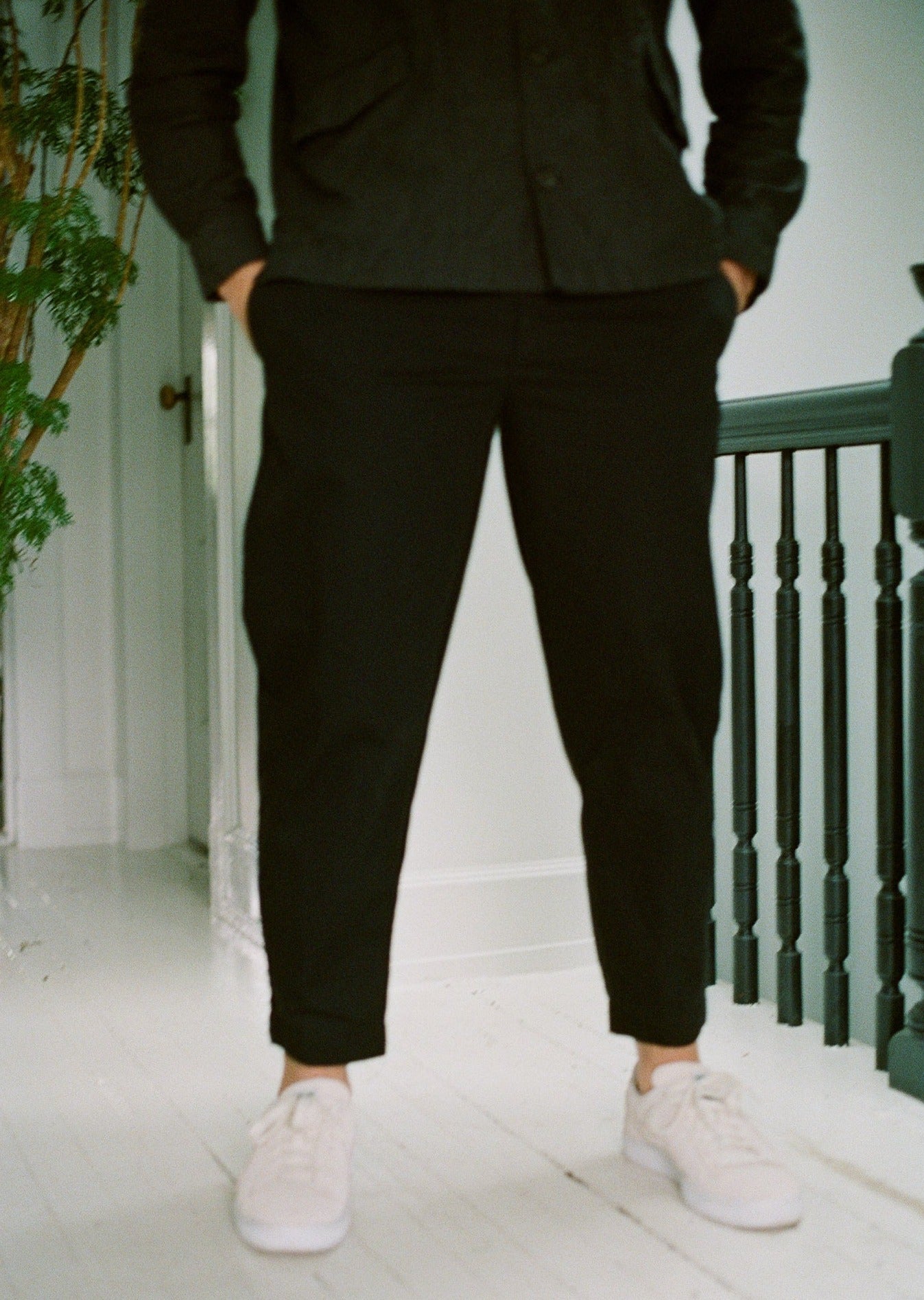 Front of gathered pants in color black on model