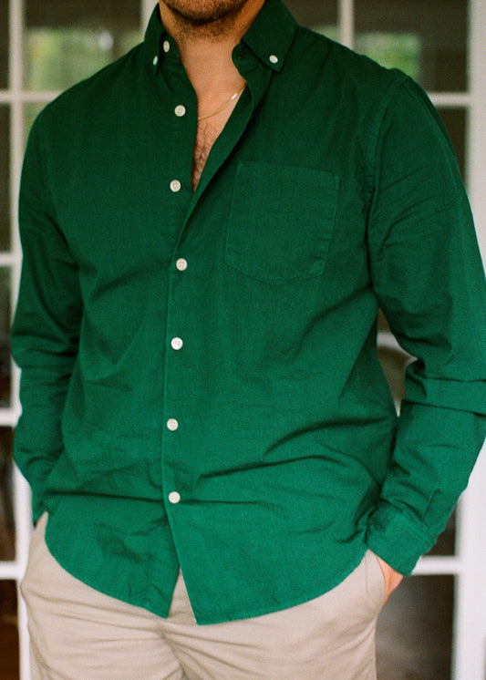 Washed poplin shirt in color kaitoke green on model front