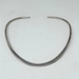 Silver open-closure choker