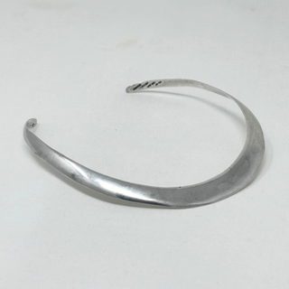 Silver choker with open closure