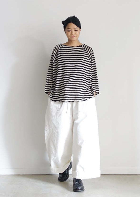 Linen Pullover in color natural and black, white pants and black shoes on model front