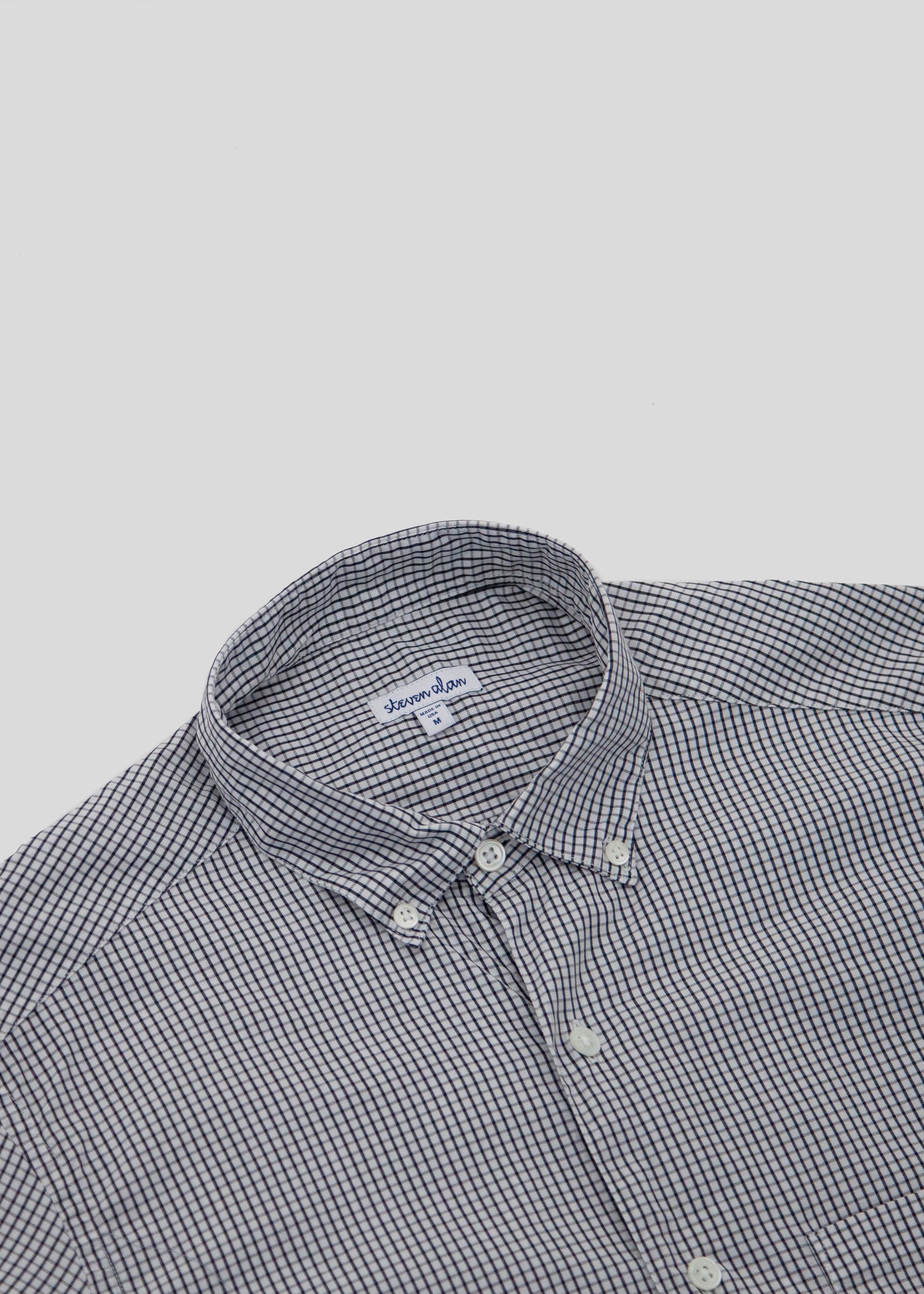 close up of collar of the short sleeve single needle shirt in gingham black and white