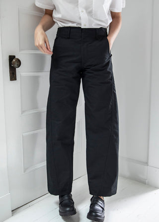 Model standing up wearing slacker pants in color black and black shoes. Front shot