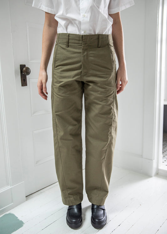 Slacker pants in color ranger green on model front