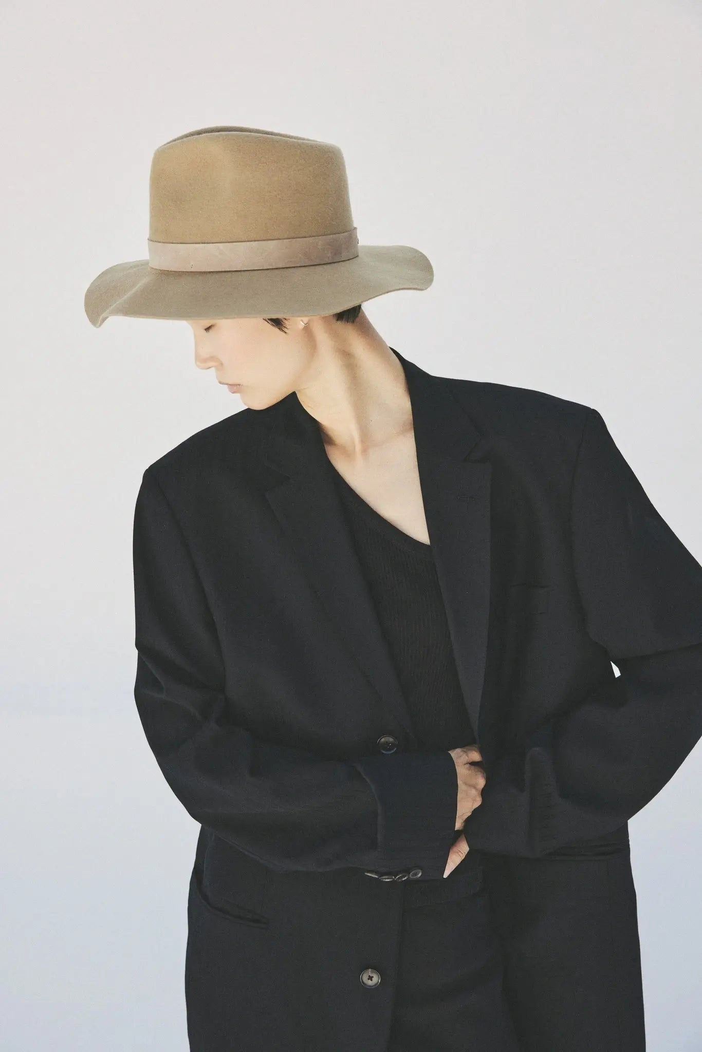 Model wearing luca fedora hat in color wheat